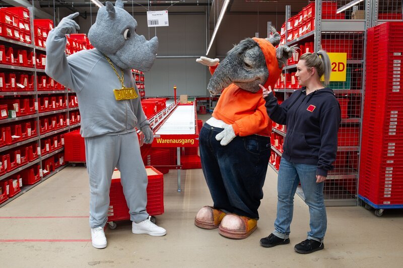 Auch DIKKA arbeitet als Lagerist und singt für TanzTapir seinen Song „Kann ich allein“. – Bild: KiKA/​MingaMedia/​Ron Bergmann