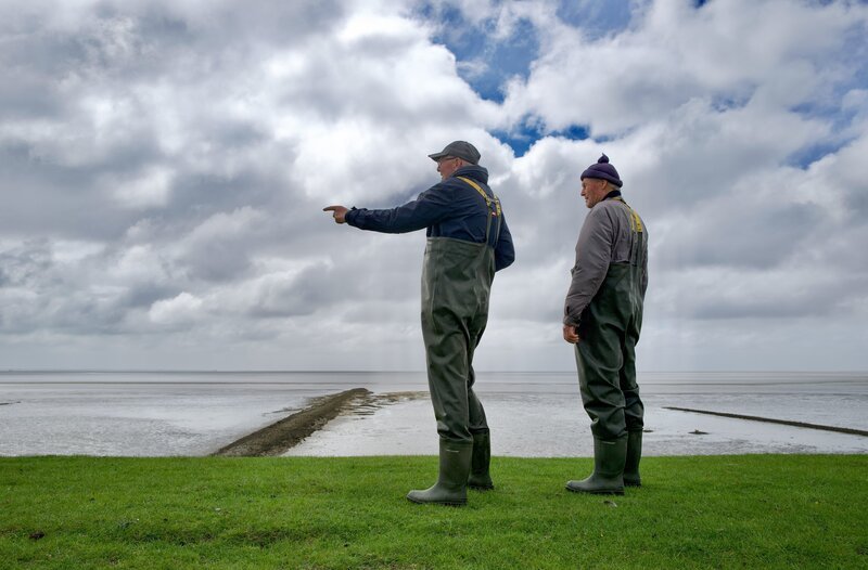 Andreas und Jogi prüfen das Wetter. – Bild: NDR