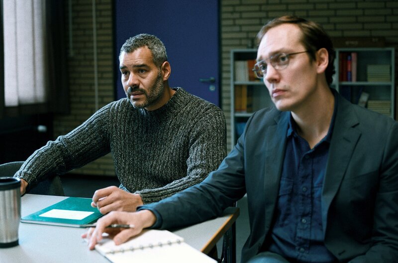 Carlas Kollegen Thomas Liebenwerda (Michael Klammer, li.) und Milosz Dudek (Rafael Stachowiak, re.) befragen Schüler, nachdem es an der Schule zu Diebstählen gekommen ist. – Bild: Judith Kaufmann/​Alamode Film