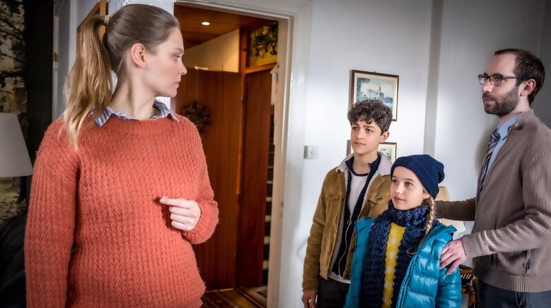 Tarun und Clarissa zwischen den Verdächtigen Tina Lüders (links) und Jan Kronenberg. – Bild: NDR/​Boris Laewen