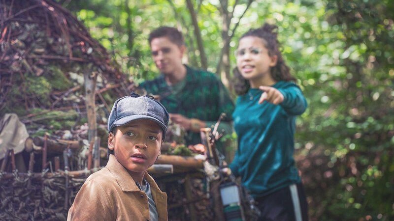 Karl (Lance Gernot Simon, v.l.n.r.) ist beunruhigt, es passieren seltsame Dinge im Wald, doch wird von Joshua (Georg Trappe) und Maxi (Kiana Ben Attou) nicht ernst genommen. – Bild: mdr/​Saxonia Media/​Thomas Dietze