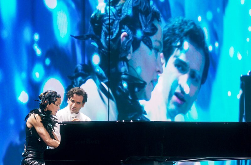 Mit einem selbstgeschriebenen syrischen Lied berühren Omar (Hassan Akkouch) und Jenny (Hannah Herzsprung) in der Fernsehshow Jury und Publikum. – Bild: Wildbunch/​SR