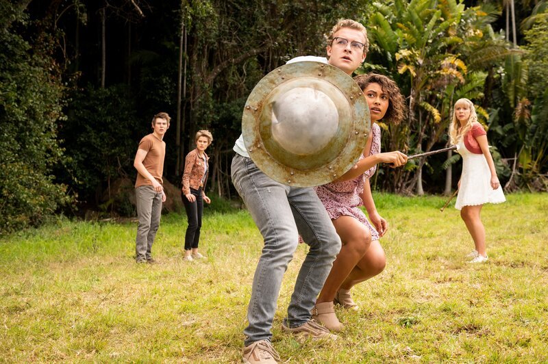 Peter (Jamie Carter, 3.v.l.) hält schützend ein Schild vor sich und Ruksy (Rainbow Wedell, 2.v.r.).  Die magische Kobra, die den „Purpurnen Lotus“ verteidigt, ist dabei, die beiden und Darra (Julian Cullen, l.), Imogen (Elizabeth Cullen, 2.v.l.) und Lily (Mia Milnes, r.) anzugreifen. – Bild: ZDF/​2020 Jonathan M. Shiff Productions/​Mark Taylor