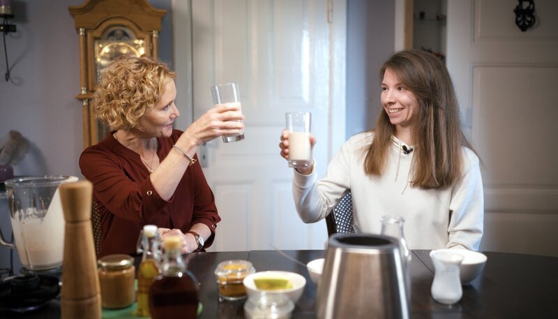 India will zunehmen: Viola Andresen bereitet mit ihr bei einem Hausbesuch einen Power-Booster-Shake zu, mit Haferflocken, Quark, gesunden Fetten, etwas Ahornsirup, Obst und Gewürzen. – Bild: NDR/​Moritz Schwarz