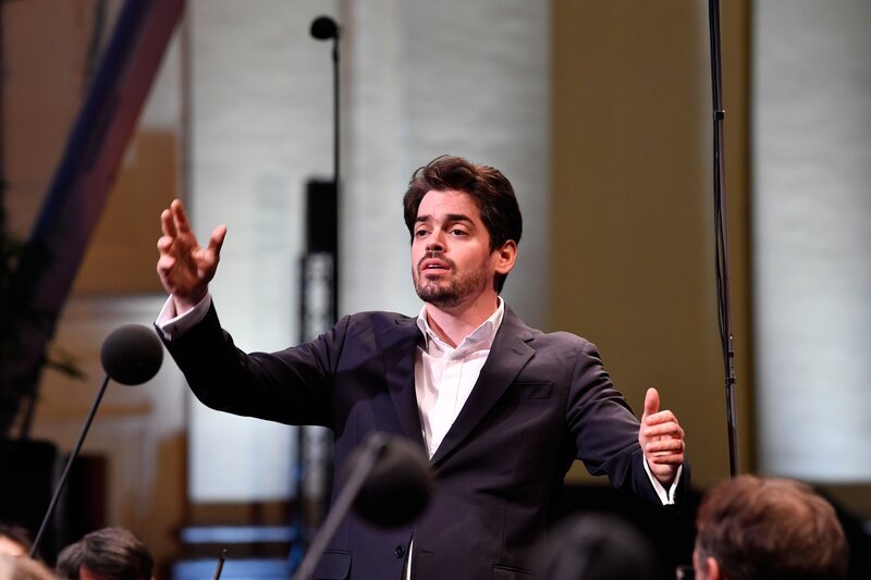 Lahav Shani dirigiert die Münchner Philharmoniker bei Klassik am Odeonsplatz. – Bild: PRO EVENTS Veranstaltungs GmbH/Marcus Schlaf Lahav Shani dirigiert die Münchner Philharmoniker bei Klassik am Odeonsplatz. – Bild: PRO EVENTS Veranstaltungs GmbH/Marcus Schlaf