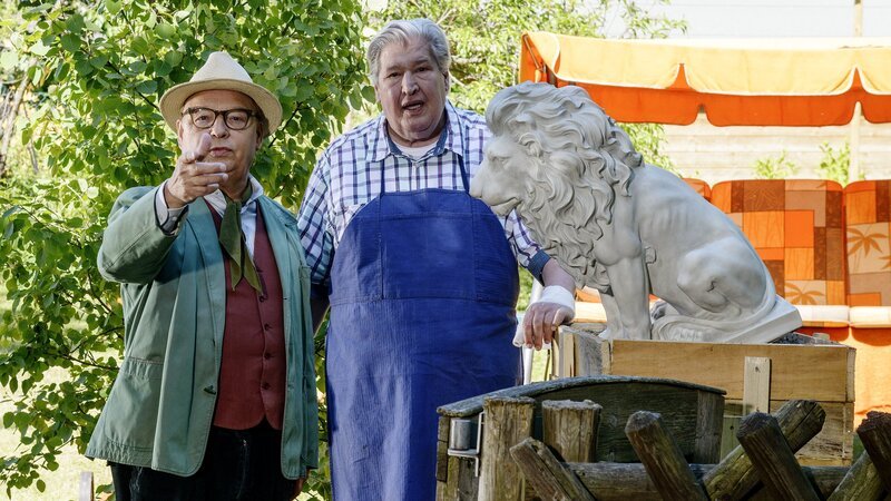 „Ja ist das denn hier eine Künstlerkolonie?!“ Professor Nachtigall (Hans-Joachim Heist, l.) und Herr Paschulke (Helmut Krauss, r.) sind verblüfft über das, was sie in Nachbars Garten vorfinden. – Bild: ZDF/​Antje Dittmann