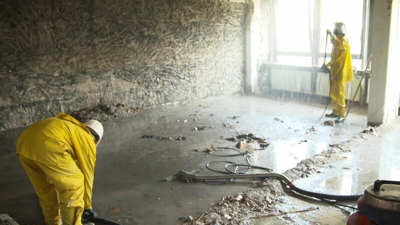 Molkereifahrer Roland holt im Berchtesgadener Land jeden Morgen frische Milch von den Bauernhöfen ab. In der Münchner Innenstadt wird unterdessen ein sechsstöckiges Versicherungsgebäude entkernt. Bauwerksmechaniker Sascha entfernt mit einem leistungsstarken Hochdruckdampfstrahler Isoliermaterial aus den Decken. Und an der Mecklenburgischen Seenplatte sorgt die Wasserschutzpolizei für Ordnung und Sicherheit. Uwe Jackstädt und sein Arbeitskollege Frank Goetz führen auf der Müritz routinemäßige Geschwindigkeitsmessungen und Alkoholkontrollen durch. – Bild: DMAX