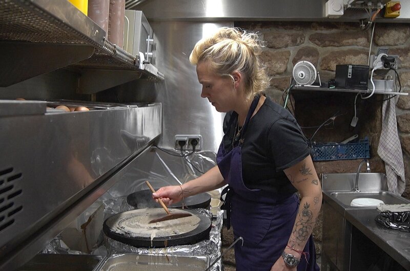 Die Küchenchefin Aude Le Grand bereitet herzhafte Crêpes nach bretonischer Art zu. – Bild: Elephant Doc