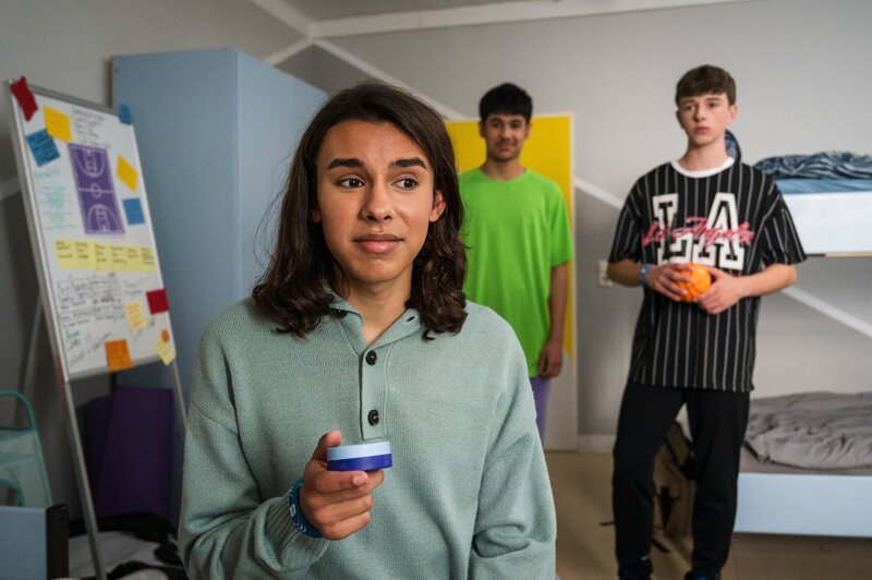 Leon (Dean- Ryan Kuhlig, vorne) verabredet sich mit Simon (Marlon Heinrich, rechts) und Sami (Joël Massy Kohandel, links) zum Basketballspielen. – Bild: mdr/​Saxonia Media/​Thomas Dietze