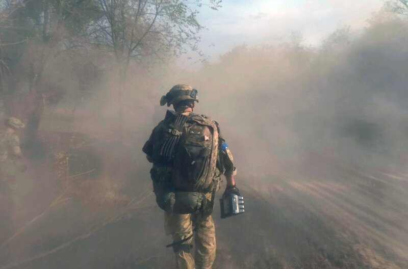 Der ukrainische Künstler und Filmemacher Dmytro Dokunov beschließt, trotz seiner pazifistischen Einstellung den Kriegsdienst in der Ukraine anzutreten. – Bild: Phalanstery Films/​Dmytro Dokunov