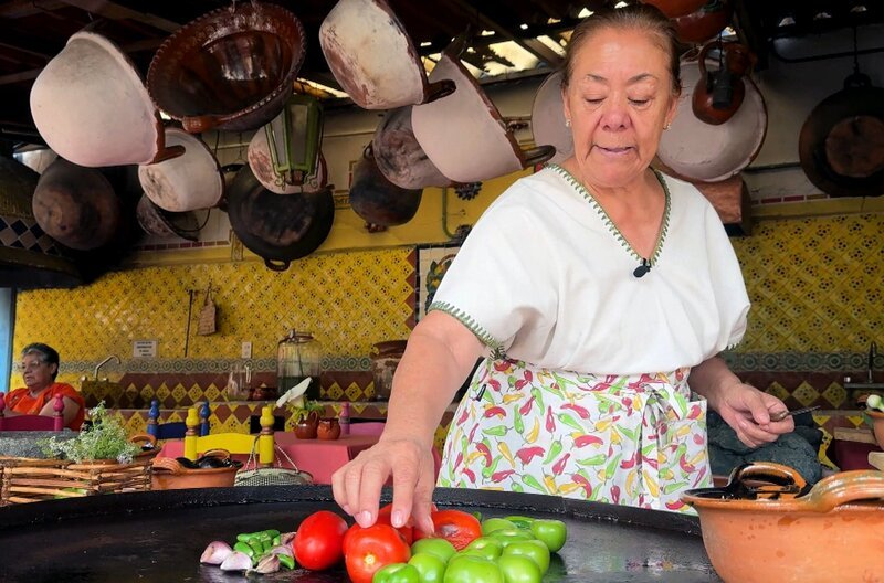 Die Köchin Ángeles Romero lüftet das Geheimnis der mexikanischen Quesadillas. – Bild: Elephant Doc