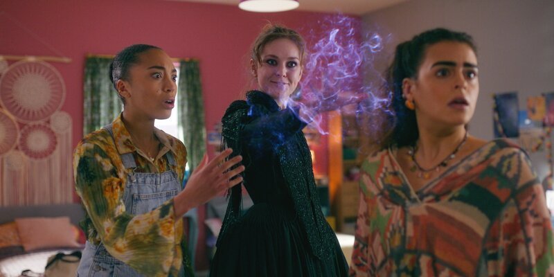 Juliet (Briony Priestman, M.) setzt alle Mittel ein, um von ihrem Fluch befreit zu werden. Sie schreckt auch vor dem offenen Einsatz von Zauberkräften nicht zurück, wie Cece (Hailey Romain, l.) und Simone (Margherita Barbieri, r.) entsetzt feststellen. – Bild: ZDF/​Cottonwood Media/​ZDF Studios/​Opéra National de Paris