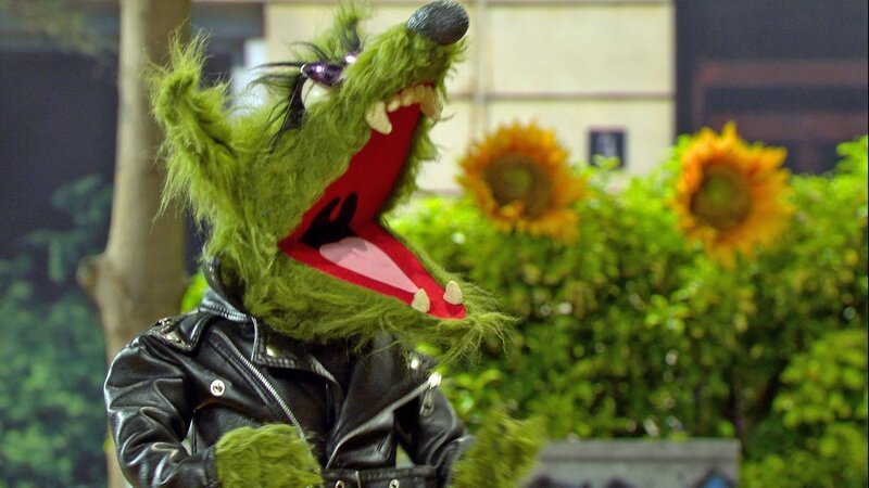 Der Wolf zeigt Wolle und Pferd, wie sie richtig cool werden können. – Bild: NDR/​Sesame Workshop