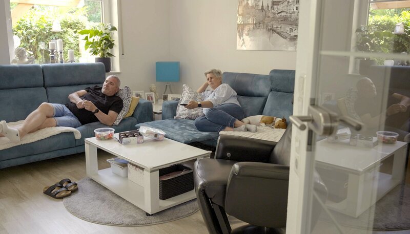 Stress und ungesunde Ernährung haben ihn krank gemacht: Uwe B. greift abends regelmäßig in die „Lieblingsschublade“ mit den Süßigkeiten. Und tagsüber isst er am liebsten Brot. – Bild: NDR/​Moritz Schwarz