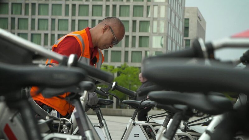 Geschick, Know-how und das richtige Werkzeug: Tom und seine Arbeitskollegen reparieren in einer Werkstatt in Berlin-Kreuzberg defekte Leihfahrräder der Deutschen Bahn. Im Braunkohletagebau sind ebenfalls technische Fertigkeiten gefragt. Bergmann Thomas checkt im Bundesland Sachsen-Anhalt leistungsstarke Baumaschinen. In dieser Folge nimmt er auf dem 3000 Hektar großen Gelände einen Schaufelradbagger unter die Lupe. Und im Münchner Stadtteil Nymphenburg freuen sich die Anwohner auf schnelles Internet. Dort wird ein Glasfaseranschluss verlegt. – Bild: DMAX