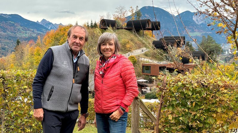 Annette Krause (rechts) im Alpencamping Nenzing mit Seniorchef Josef Morik. – Bild: SWR