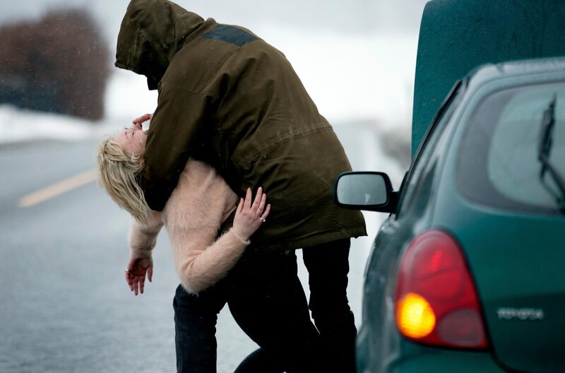 Line (Thea Green Lundberg) wird entführt. – Bild: ARD Degeto/​Wisting Production A/​S/​Agnete Brun
