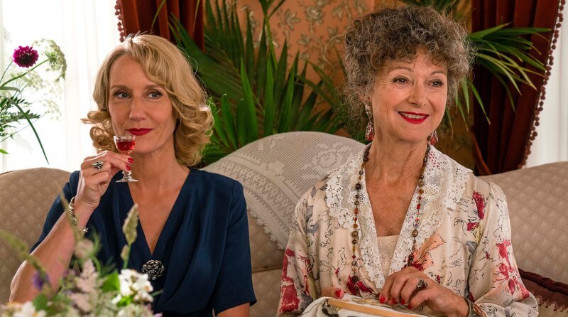 ONE SEASIDE HOTEL, STAFFEL 7, „Folge 1 – Keine Deutschen weit und breit“. Alice Frigh (Anette Stovelbaek, li.), Lydia Ploug (Sonja Oppenhagen, re.) – Bild: WDR/​Mike Kollöffel