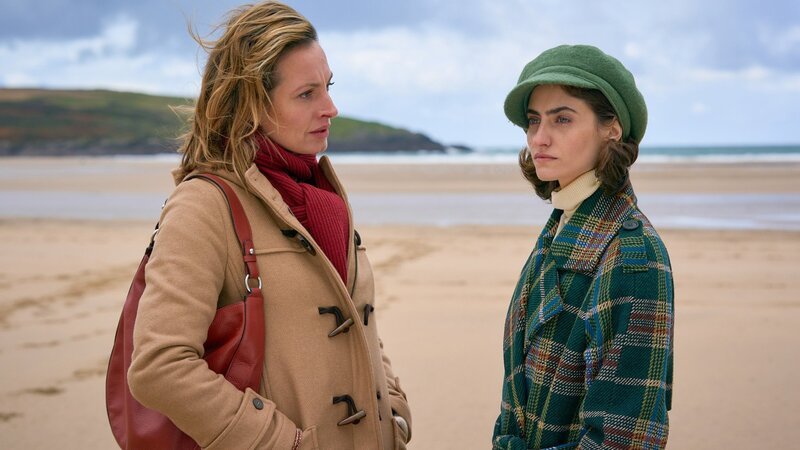 Das Emotionschaos ist perfekt: Donna Bent (Dagny Dewath, l.) taucht nach 25 Jahren auf, um ihre leibliche Tochter Lisa Edison (Jasmina Al Zihairi, r.) kennenzulernen. – Bild: SRF/​ZDF/​Jon Ailes