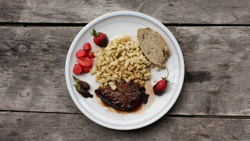 Zu Tisch Kleinwalsertal – Österreich Rehkeule mit Fichtenhonig und Fichtenspitzen-Spätzle – Bild: SRF/​Berlin Producers Media/​Thomas Funk