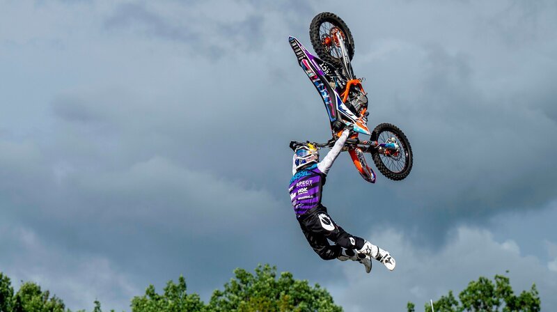 Freestyle Motocross-Athlet Luc Ackermann aus Thüringen beim Training. – Bild: RedBull Contentpool/​Jörg Mitter