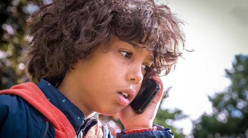 Femi (Spencer König) ist verzweifelt – wo ist Pepper? – Bild: NDR/​Boris Laewen