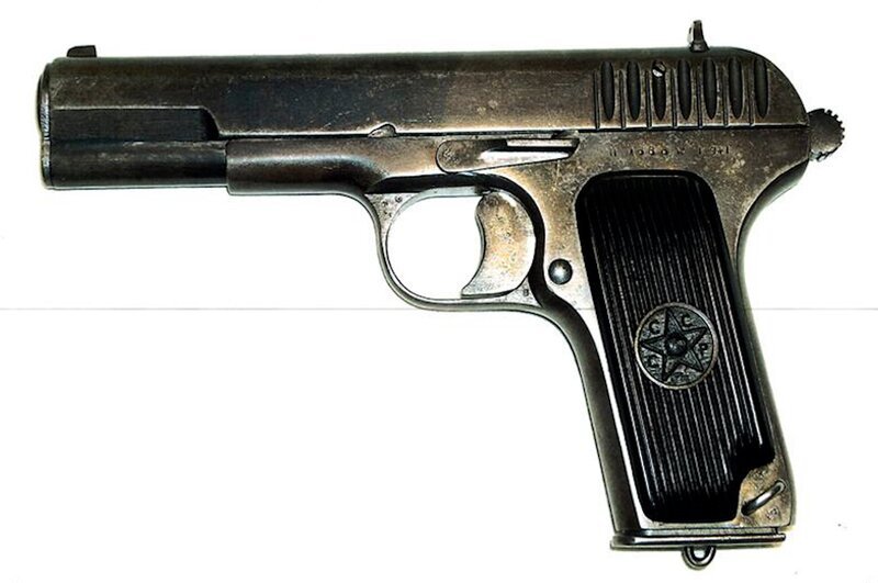 Zofia S. wurde aus nächster Nähe mit einer Tokarew, einer russischen Armeewaffe, getötet. – Bild: Polizei Braunschweig /​ ZDF