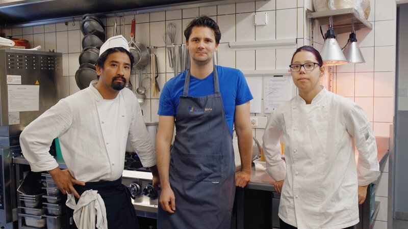 In der Osteria all’Undici wagt Filippo (m.) den Neustart. – Bild: SRF/​PiCfilm