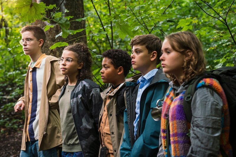 Die fünf Teilnehmer*innen Joshua (Georg Trappe, (von links nach rechts), Maxi (Kiana Ben Attou), Karl (Gernot Simon), Hugo (Lennox Dreer) und Frida Ellerswik (Elma Heß) des zweiten Suvival Camps warten gespannt auf ihre erste Aufgabe. – Bild: mdr/​Saxonia Media/​Thomas Dietze