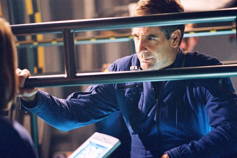 Roll 5, Shot 19 (Captain Jonathan Archer (Scott Bakula) talks with a crewmember in „The Catwalk.“) – Bild: CBS Studios nc. /​ SYFY