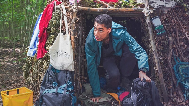 Malik (Jonathan Vöhringer) will sich heimlich aus dem Survival Camp schleichen. – Bild: mdr/​Saxonia Media/​Thomas Dietze