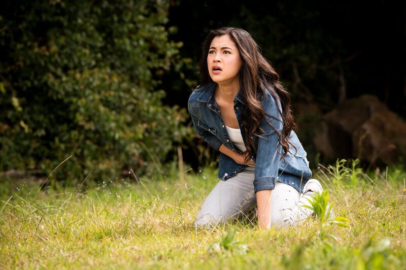 Kyra (Kimie Tsukakoshi) spürt, dass der magische Lotus ihr die Orb-Kräfte entziehen will. – Bild: ZDF/​Jonathan M. Shiff Productions/​Mark Taylor