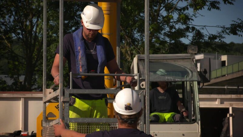 Voller Einsatz für eine reiche Ernte: Auf Deutschlands Getreide- und Maisfeldern kommen bei der Ungezieferbekämpfung 260 PS starke Pflanzenspritzen mit bis zu 36 Meter langen Sprüharmen zum Einsatz. Unter dem Neckar in Esslingen werden derweil neue Fernwärmeleitungen verlegt. Berufstaucher dichten einen Tunneleinstieg mit einer dicken Betonplatte ab, damit das Grundwasser abgepumpt werden kann. Und am Frankfurter Flughafen tritt Hundeführer Markus mit seinem Schäferhundmischling ‚Thor‘ zum Dienst an. Der Vierbeiner wurde auf Sprengstoff abgerichtet. – Bild: DMAX
