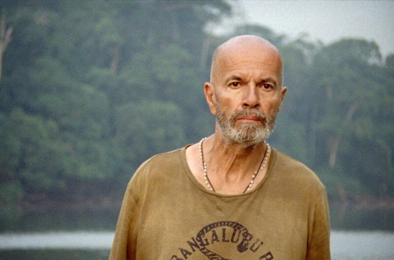 Michel Ballot durchforstet den tropischen Regenwald Kameruns auf der Suche nach einem mythischen Wesen, das der Wissenschaft Rätsel aufgibt. – Bild: Les Films du Bilboquet