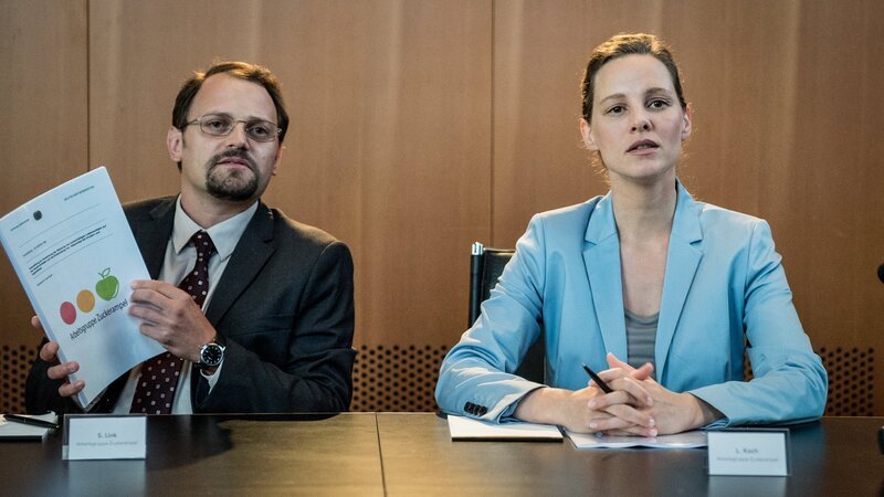 Stefan Link (Stefan Haschke, l.) und Lea Koch (Picco von Groote, r.) verteidigen die „Zuckerampel“ in einer Arbeitsgruppe. – Bild: ZDF und Christoph Assmann