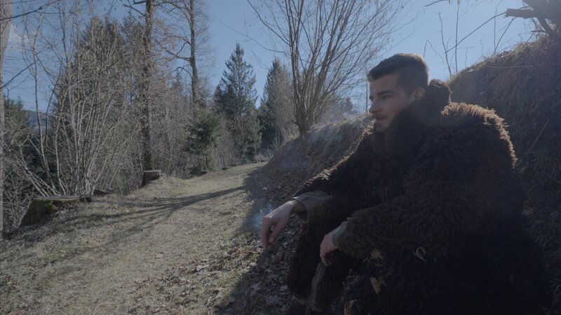 Marcel Tirof wartet auf seinen Einsatz als Bär beim Bärentreiben in Steuerberg   – Bild: ServusTV /​ Roman Mostofi