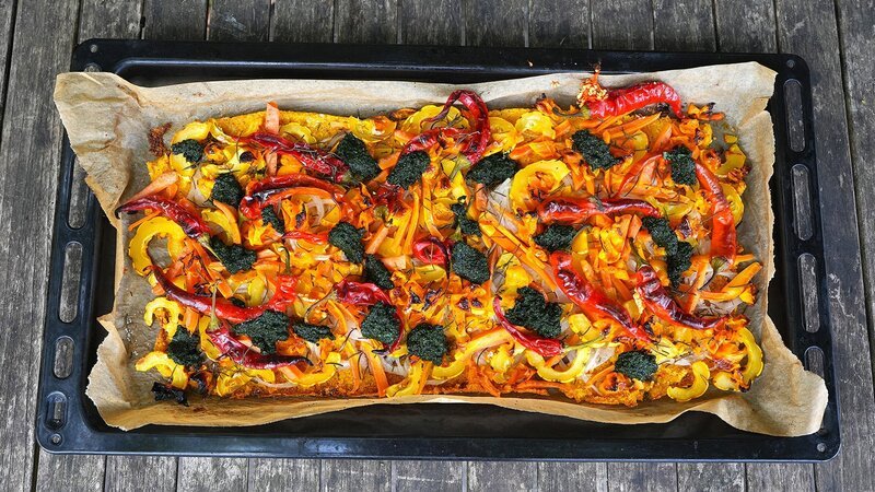 Zu Tisch Südsteiermark – Österreich Polenta-Pizza mit Grünkohl-Kürbiskernöl-Pesto – Bild: SRF/​Reiner Bauer
