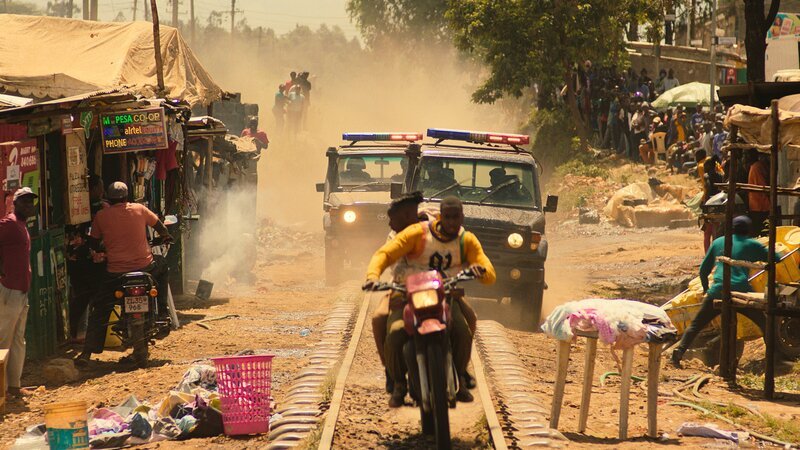 Die angeblichen Mörder von „The Kollective“-Mitgründer Joshua flüchten in Kinshasa vor der Polizei. – Bild: Submarine /​ ZDF