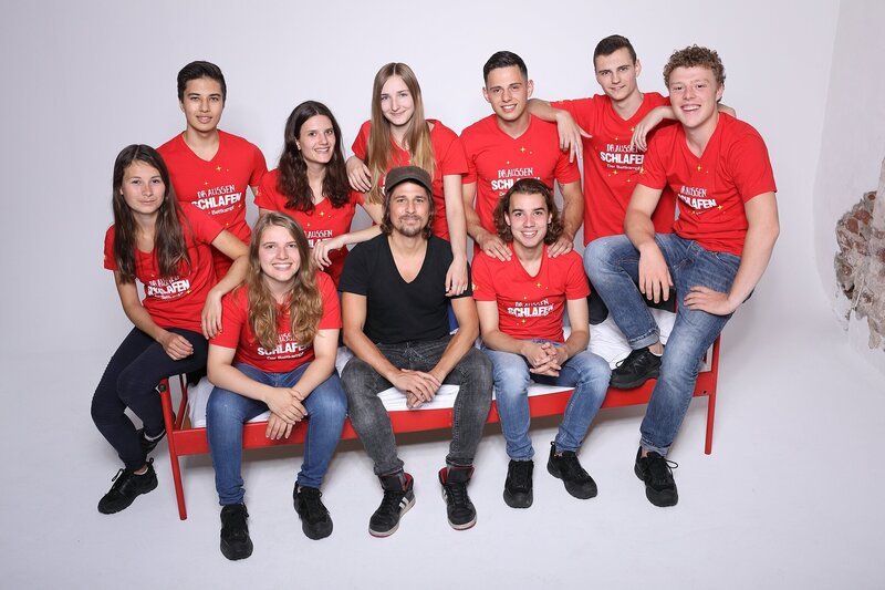 Übernachten unter freiem Himmel statt im warmen Haus: Das heimische Bett geht auf Reisen und landet an ungewöhnlichen Orten. Das bequeme Bett bietet nur Platz für den Jugendlichen, der einen ortstypischen Wettkampf gewinnt. – Bild: ZDF/​Frank W. Hempel