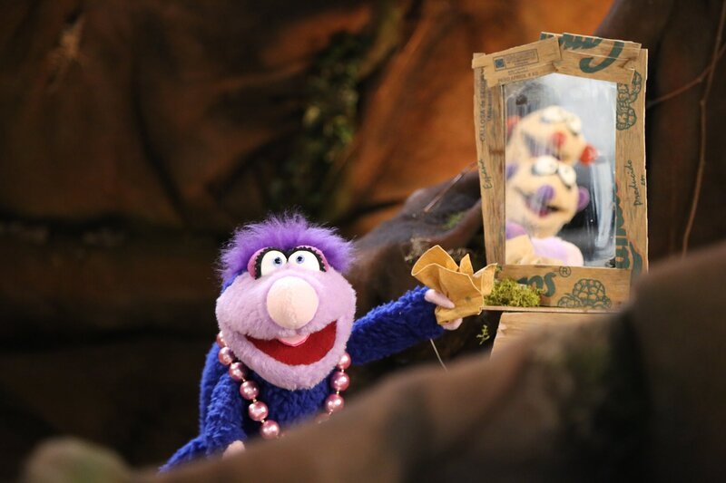 Jan und Henry von einem quietschenden Geräusch geweckt. Es kann sich hierbei nur um einen Gorilla handeln, der Bananen krumm biegt. – Bild: rbb/​bigSmile