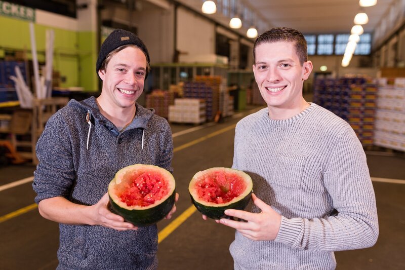 Von links: Checker Tobi und Koch Tom Wendel mit einer halben Melone. – Bild: BR/​megaherz gmbh/​Hans-Florian Hopfner