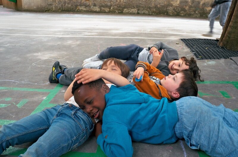 Die Zukunft eines Bildungssystems – und damit des ganzen Landes – entscheidet sich bereits in der Vorschule. – Bild: Haut et Court Doc