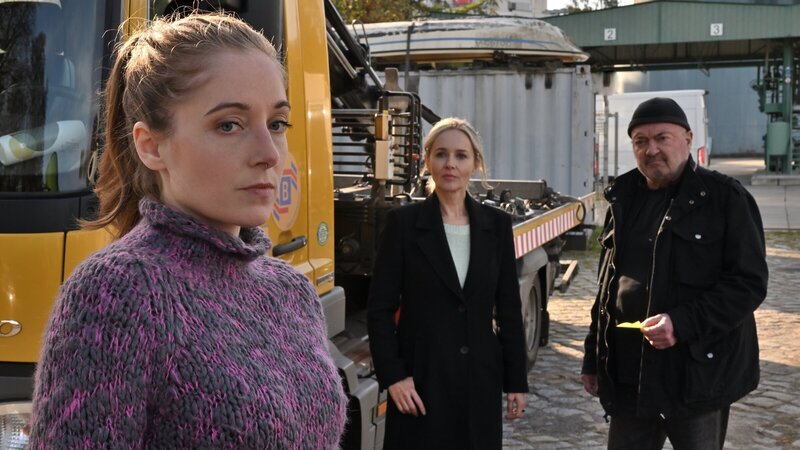 Otto (Florian Martens, r.) und Linett (Stefanie Stappenbeck, M.) vermuten, dass die Beziehung zwischen der Angestellten Jana Hellwig (Rosa Falkenhagen, l.) und dem toten Abschleppunternehmer doch nicht so harmonisch war, wie sie zunächst behauptet hat. – Bild: ZDF und Hardy Spitz