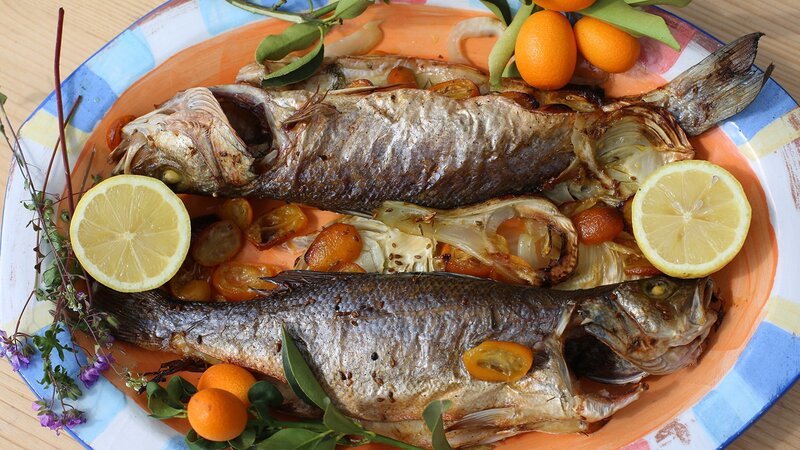 Gebackener Wolfsbarsch mit einer Kumquat-Fenchelfüllung – Bild: SRF/​Reiner Bauer