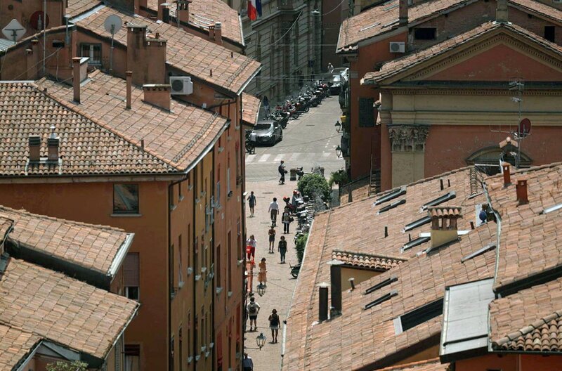 Silvia Avallone: In ‚Da dove la vita è perfetta‘ wird Bologna zur Hauptfigur. – Bild: ARTE F /​ Elephant Doc