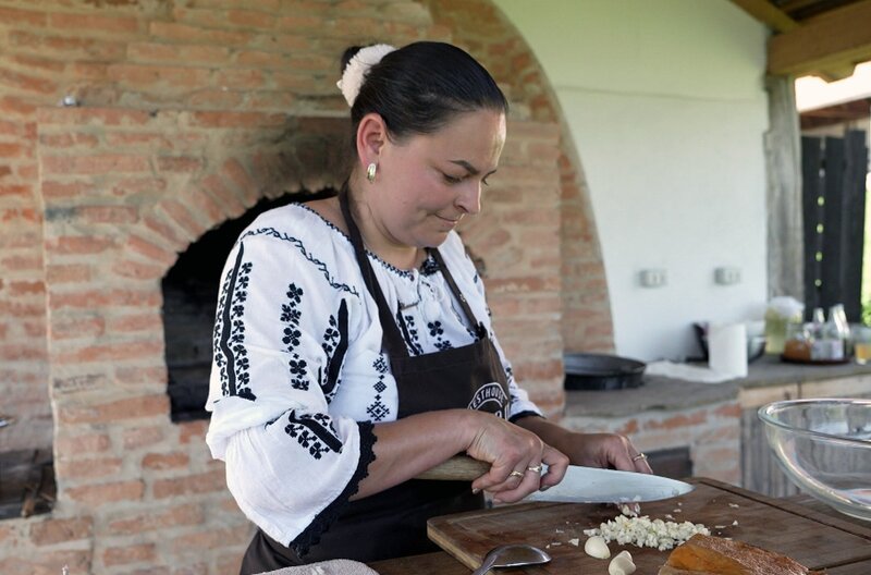 In den rumänischen Karpaten bereitet die Küchenchefin Lucretia Grenner die nahrhafte Spezialität Bulz zu. – Bild: Elephant Doc