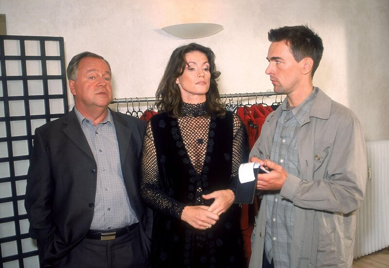 Kehler (Wolfgang Bathke, li.) und Bonhoff (Wolfgang Krewe) verhören Cornelia Schöps (Sabine Vitua). – Bild: RTL /​ Rolf Baumgartner