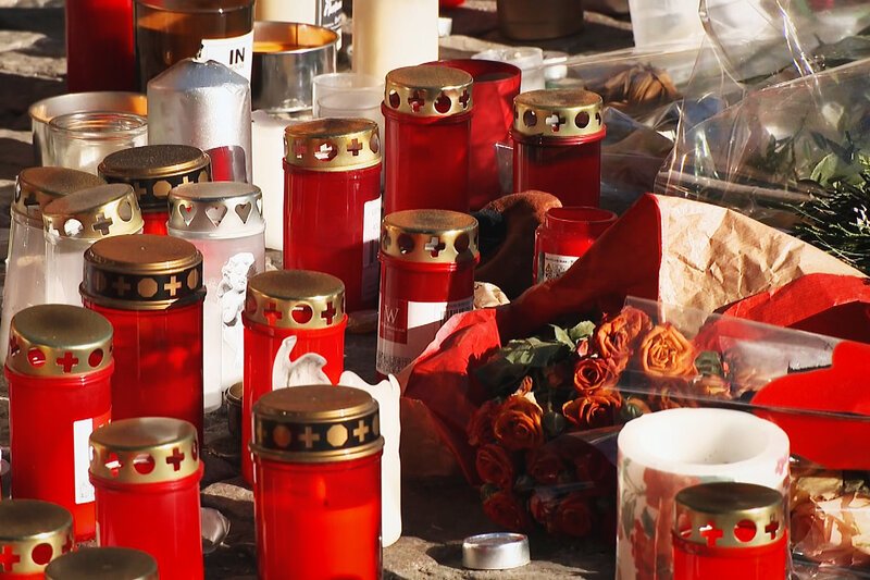 Brandkatastrophe in Crans-Montana – Symbolbild mit Gedenkstätte vor Ort – Bild: SRF1