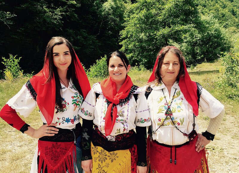 Meine fremde Heimat – Kosovo. Karin Dubler mit zwei Tänzerinnen einer kosovarischen Folkloregruppe. – Bild: SRF1