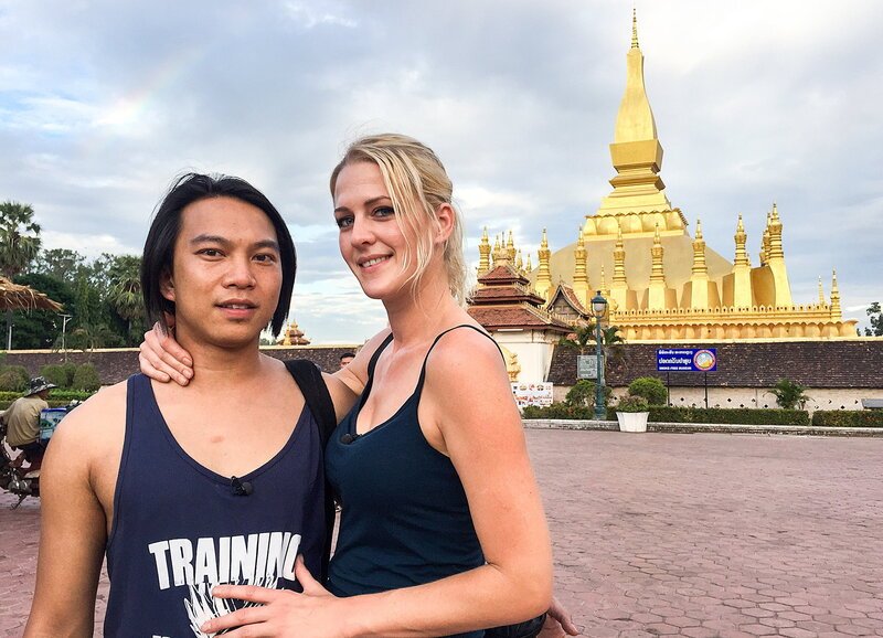 Meine fremde Heimat – Laos. Chanti und Sabrina posieren vor dem Pha That Luang Stupa in Vientiane. – Bild: SRF1